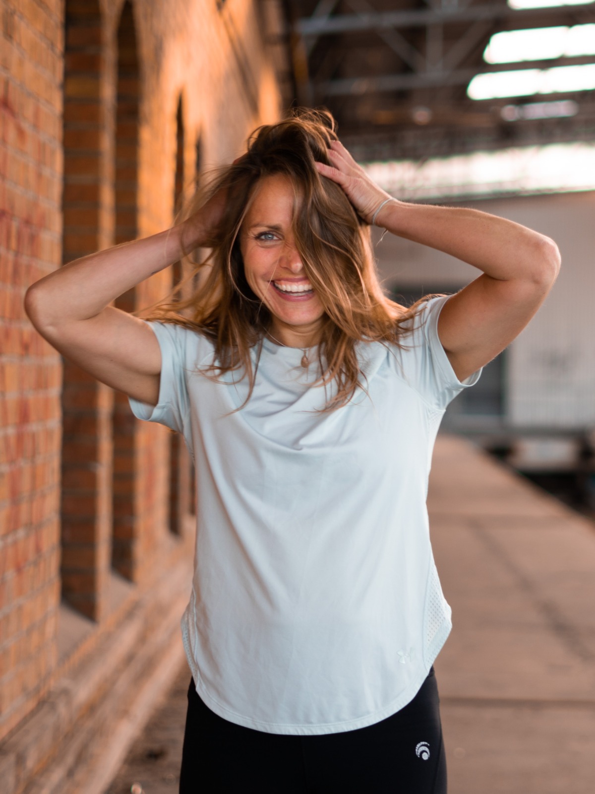 Sandra Franke lacht und fährt sich mit beiden Händen durch die Haare
